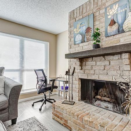 Cheerful 3-Bedroom Home With Indoor Fireplace 休斯敦 外观 照片