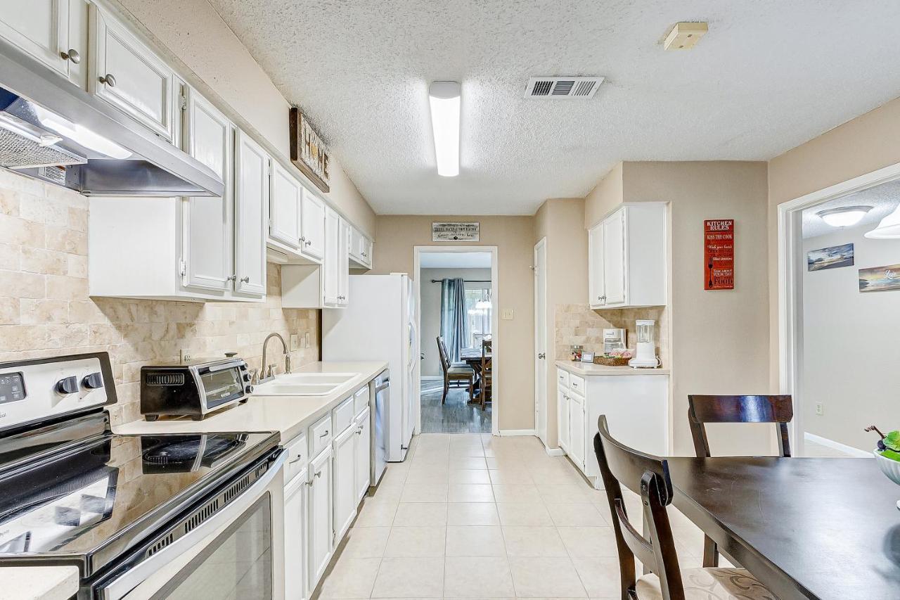Cheerful 3-Bedroom Home With Indoor Fireplace 休斯敦 外观 照片