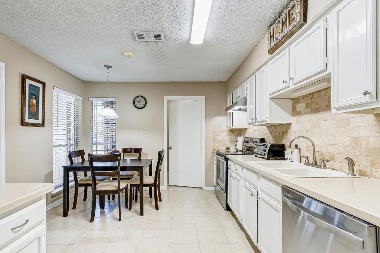 Cheerful 3-Bedroom Home With Indoor Fireplace 休斯敦 外观 照片