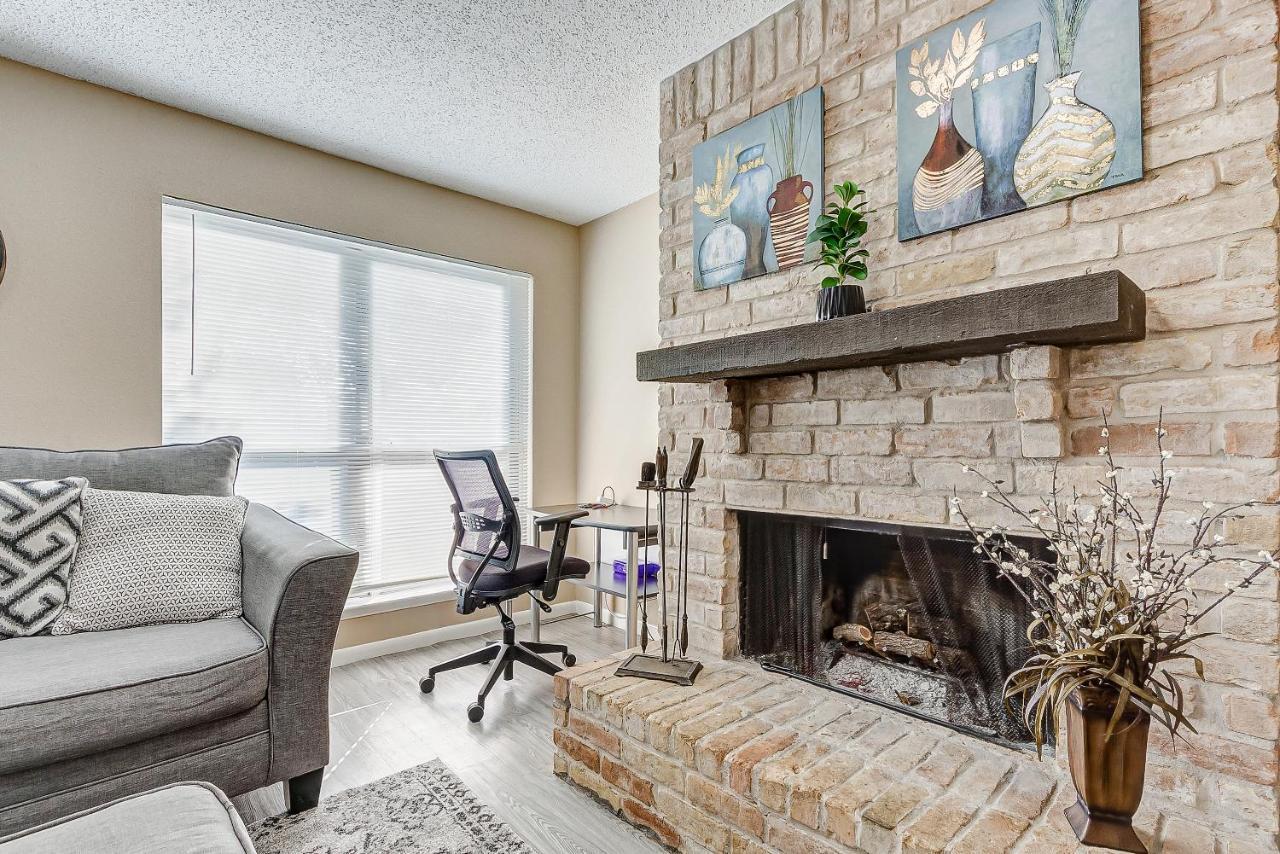Cheerful 3-Bedroom Home With Indoor Fireplace 休斯敦 外观 照片